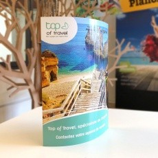 Mini totem en carton avec porte carte