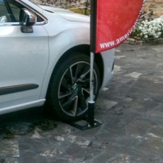 Pied de drapeau pour voiture